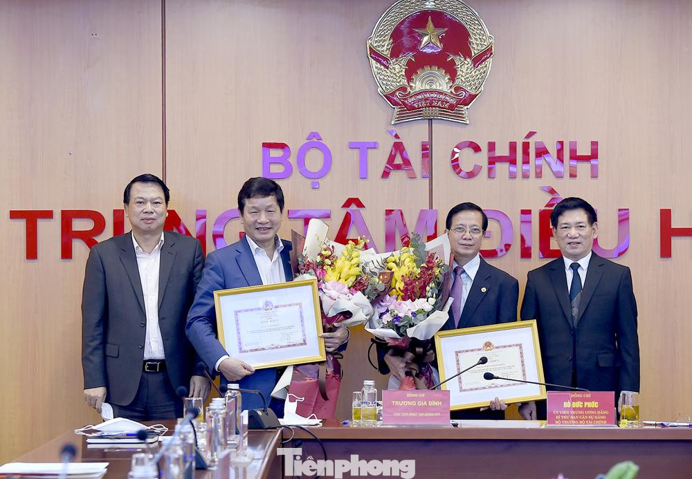 Bộ trưởng Tài chính đã tặng bằng khen cho Cty CP FPT và Tập đoàn SOVICO. Bộ trưởng Tài chính đã tặng bằng khen cho Cty CP FPT và Tập đoàn SOVICO.