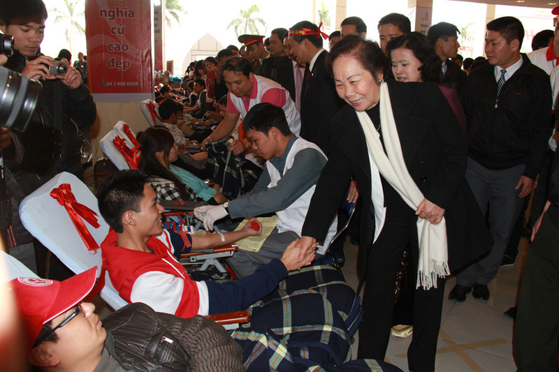 Phó Chủ tịch nước Nguyễn Thị Doan thăm hỏi, động viên các bạn trẻ hiến máu trong Lễ hội Xuân hồng