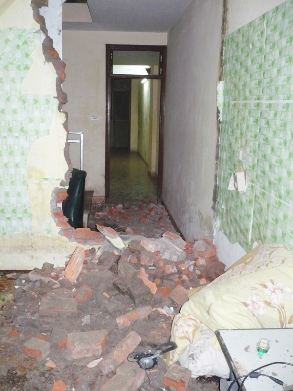 Ngôi nhà của chị Hà bị các đối tượng đập phá. Ngôi nhà của chị Hà bị các đối tượng đập phá