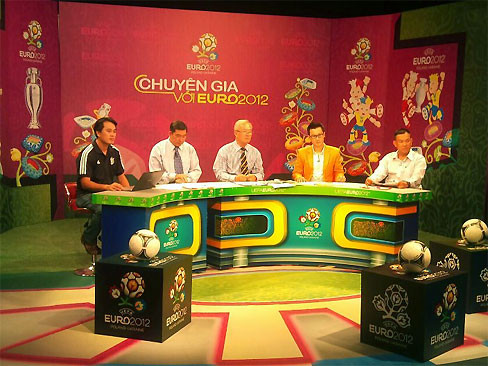 Hoàng Bách ngồi thứ 2, từ phải sang với áo màu cam cổ vũ tuyển Hà Lan