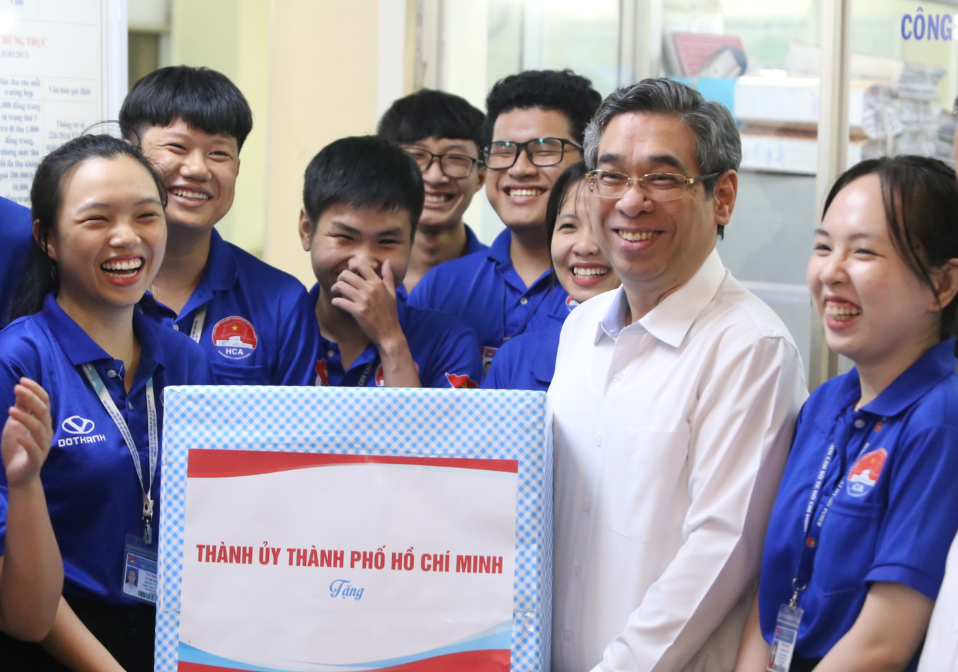 Ông Nguyễn Phước Lộc tặng quà của lãnh đạo TPHCM cho đội hình tình nguyện Học viện Cán bộ TPHCM.