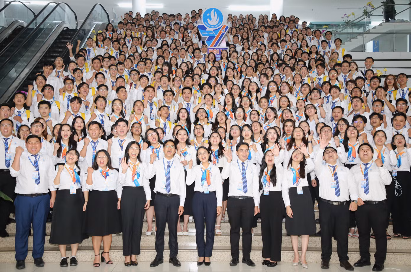 Chị Trần Thu Hà (giữa, hàng đầu) cùng các đại biểu dự đại hội. Ảnh: Ngô Tùng