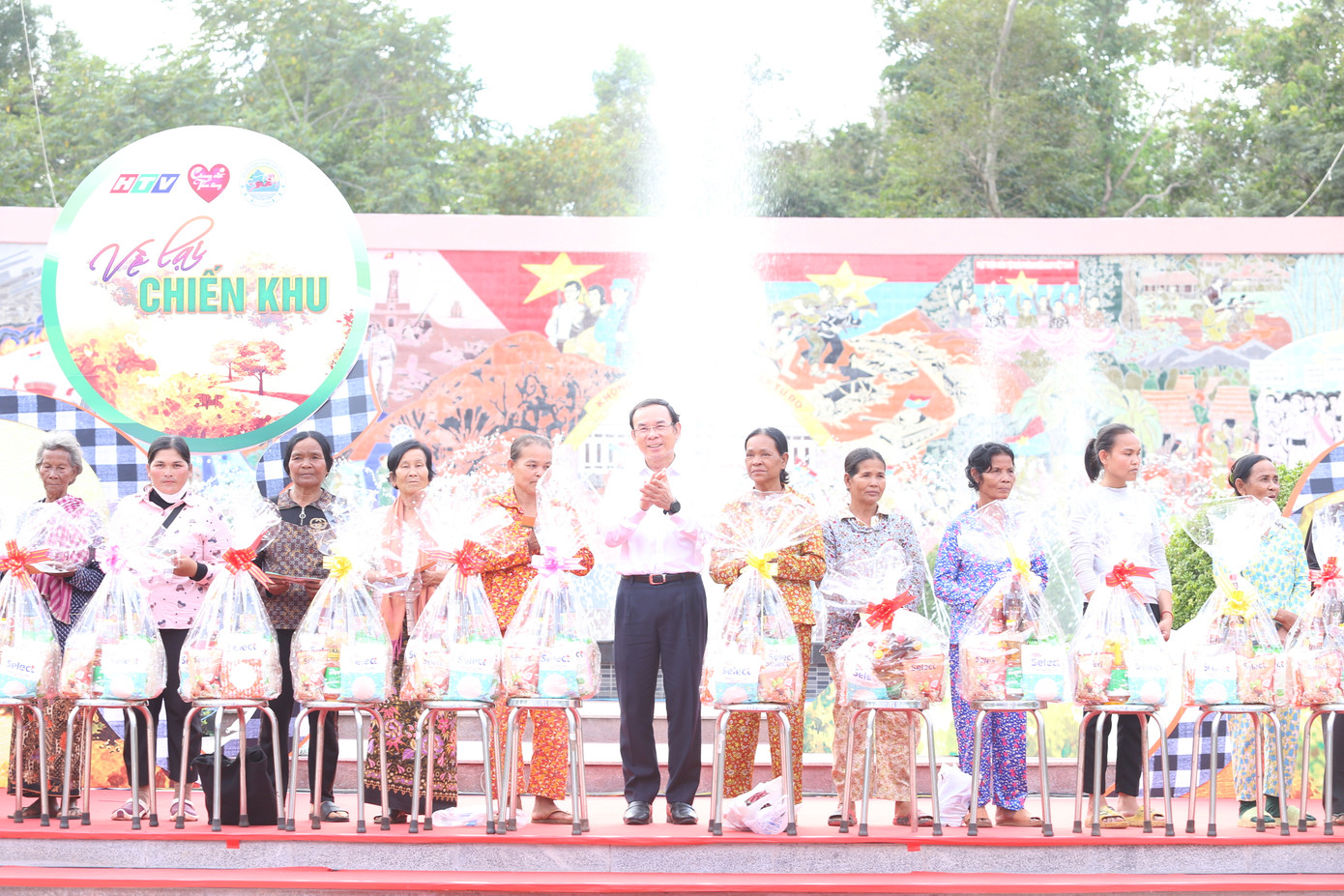 Bí thư Thành ủy TPHCM Nguyễn Văn Nên tặng quà người dân vùng biên giới Việt Nam - Campuchia. Ảnh: Ngô Tùng Bí thư Thành ủy TPHCM Nguyễn Văn Nên tặng quà người dân vùng biên giới Việt Nam - Campuchia. Ảnh: Ngô Tùng