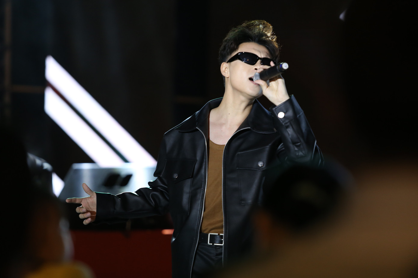 Ca sĩ RyO hát tặng bạn trẻ. Ca sĩ RyO hát tặng bạn trẻ.