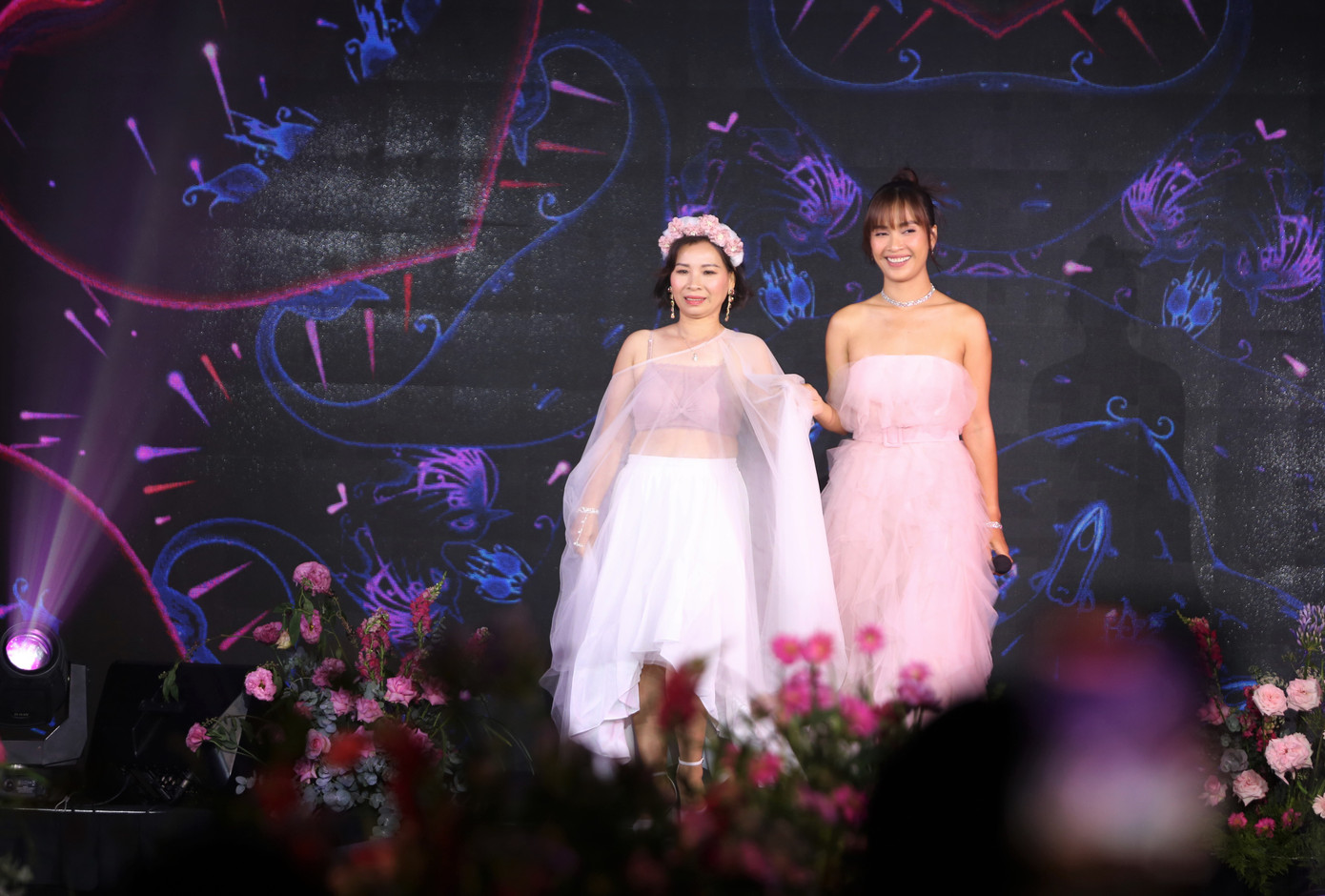 Góp mặt với vai trò khách mời, ca sĩ Ái Phương đồng hành với người bệnh ung thư vú bằng chính ca khúc hit của mình. "Có nhiều sự kiện, chương trình mà chúng ta có thể bỏ tiền ra để mang lại cho mình những niềm vui, sự giải trí. Thế nhưng sẽ không có một số tiền nào hay giá trị vật chất nào có thể đổi lại giá trị tinh thần, sự chân thành, đặc biệt là sự ấm áp từ trái tim. Khi chúng ta thật sự mong manh, mở lòng, chúng ta thật sự gắn kết với nhau. Phương rất hạnh phúc được là một phần của đêm kỷ niệm 10 năm của nơ hồng", nữ ca sĩ bộc bạch. Góp mặt với vai trò khách mời, ca sĩ Ái Phương đồng hành với người bệnh ung thư vú bằng chính ca khúc hit của mình. "Có nhiều sự kiện, chương trình mà chúng ta có thể bỏ tiền ra để mang lại cho mình những niềm vui, sự giải trí. Thế nhưng sẽ không có một số tiền nào hay giá trị vật chất nào có thể đổi lại giá trị tinh thần, sự chân thành, đặc biệt là sự ấm áp từ trái tim. Khi chúng ta thật sự mong manh, mở lòng, chúng ta thật sự gắn kết với nhau. Phương rất hạnh phúc được là một phần của đêm kỷ niệm 10 năm của nơ hồng", nữ ca sĩ bộc bạch.