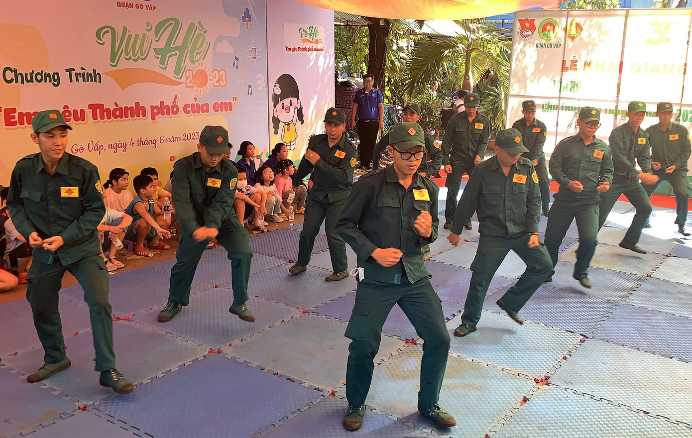 Các chiến sĩ dân quân hướng dẫn kỹ năng tự vệ cho các em nhỏ.