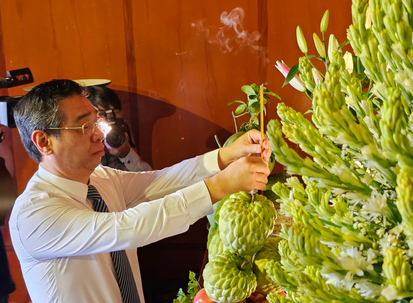 Phó Bí thư Thành ủy TPHCM Nguyễn Phước Lộc dâng hương.