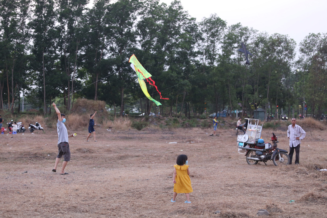 Những ngày này, đồng diều ở Khu đô thị Đại học Quốc gia TPHCM (khu vực giáp ranh giữa thành phố Thủ Đức, TPHCM với thành phố Dĩ An, tỉnh Bình Dương) trở nên nhộn nhịp, sôi động.