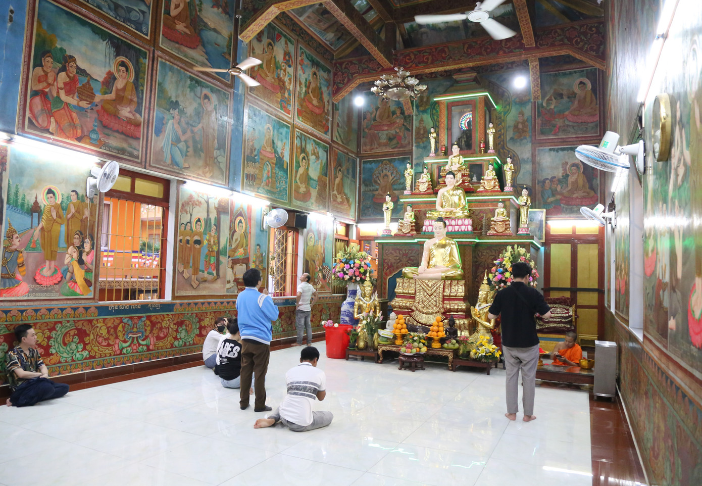 Phật tử chiêm bái, cúng dường Tam bảo.