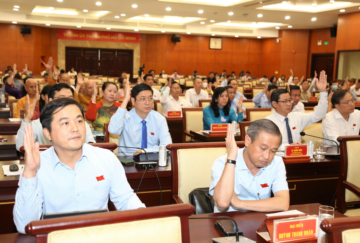 Đại biểu HĐND TPHCM biểu quyết thông qua dự thảo tờ trình về dự án đầu tư cho 146 Trạm y tế tuyến xã trên địa bàn thành phố. Ảnh: Ngô Tùng Đại biểu HĐND TPHCM biểu quyết thông qua dự thảo tờ trình về dự án đầu tư cho 146 Trạm y tế tuyến xã trên địa bàn thành phố. Ảnh: Ngô Tùng