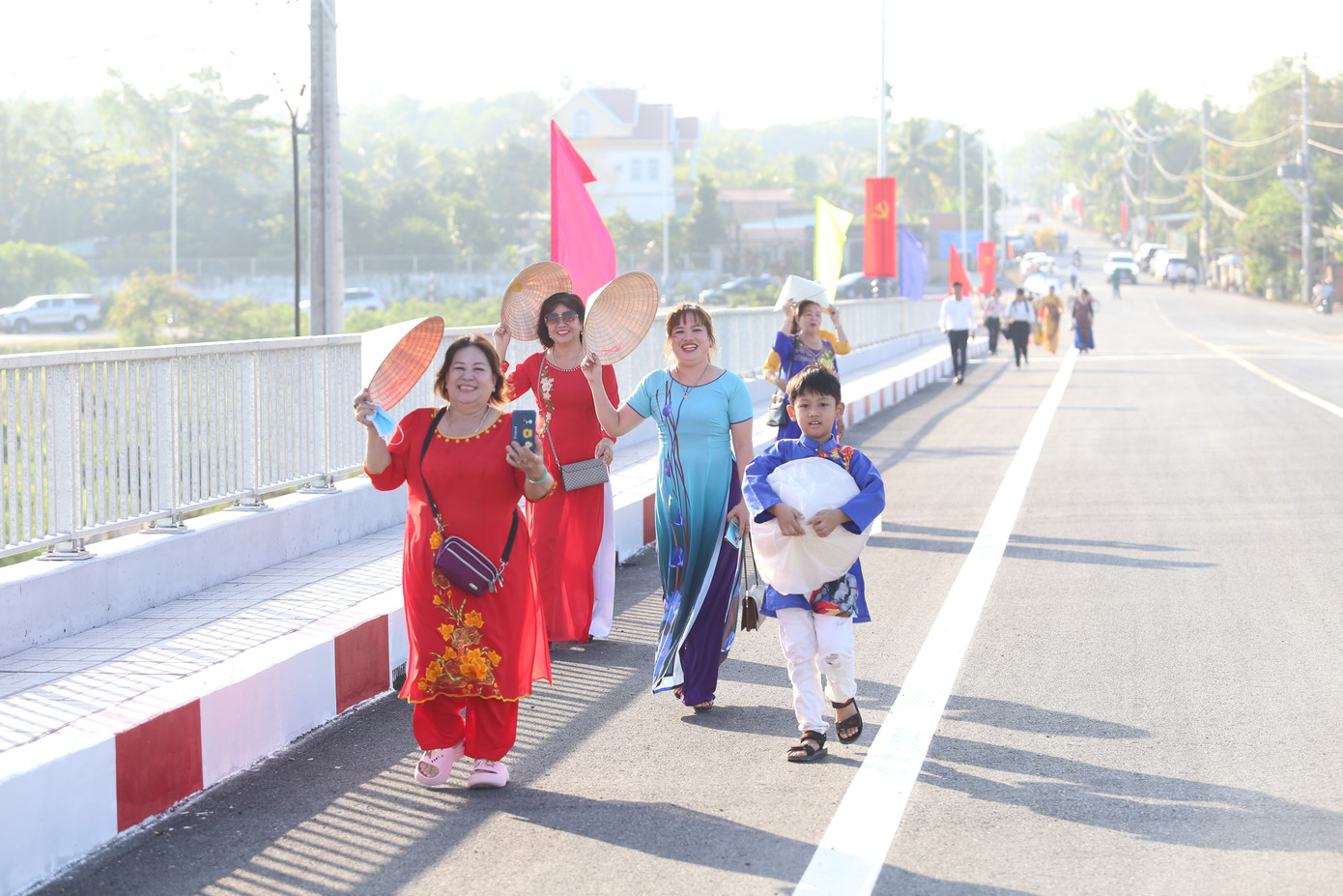 Chị em mặc đẹp "check-in" trên cây cầu kết nối hai phường tại thành phố trẻ Thủ Đức.