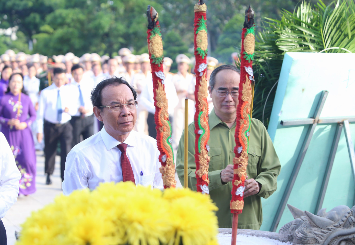 Bí thư Thành uỷ TPHCM Nguyễn Văn Nên dâng hương tưởng nhớ, tri ân các bậc tiền nhân, các Mẹ Việt Nam anh hùng, Anh hùng liệt sĩ đã chiến đấu, anh dũng hy sinh vì sự nghiệp đấu tranh giải phóng dân tộc.