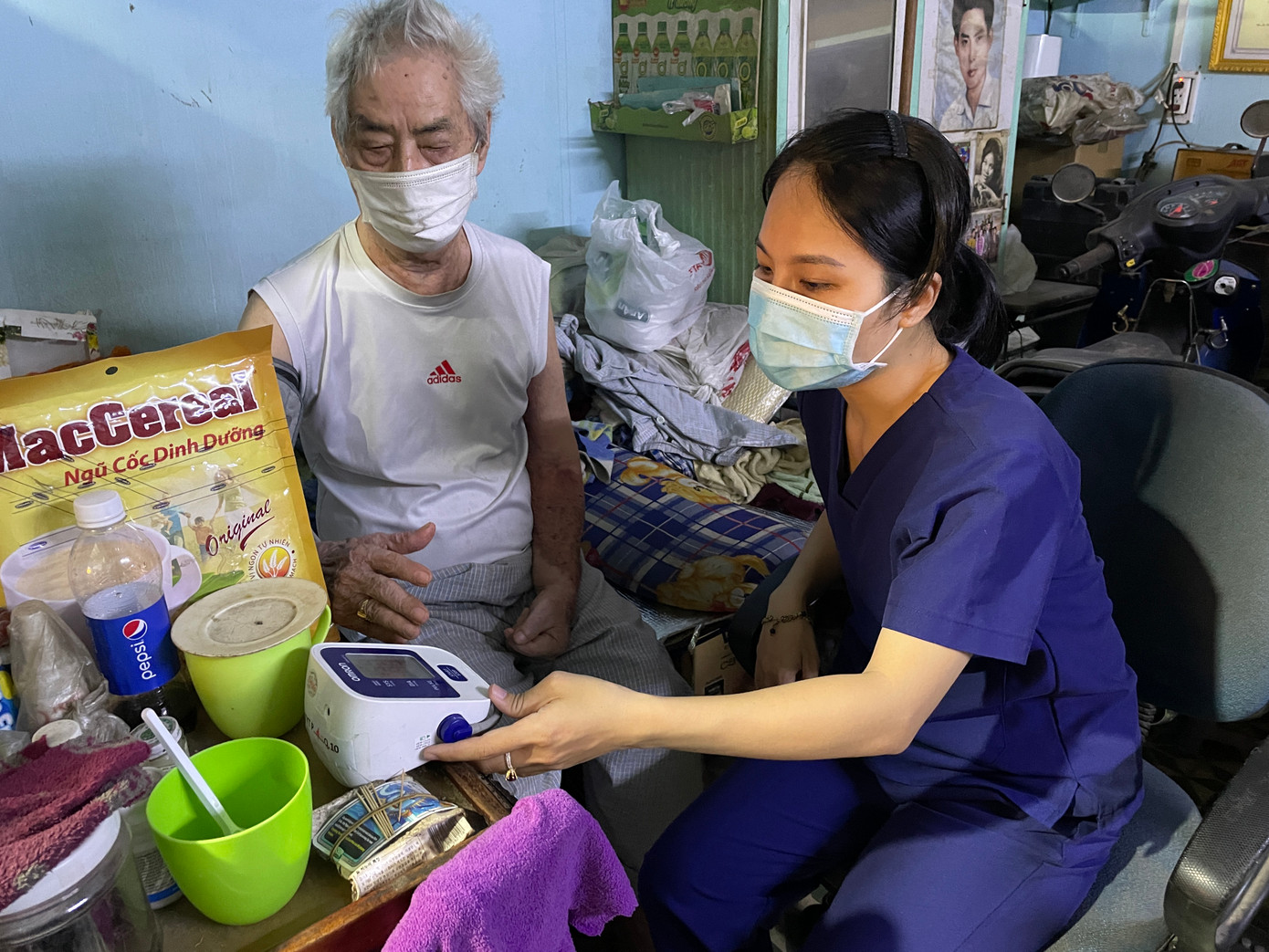 Nữ bác sĩ tận tình chăm sóc sức khỏe người dân. Nữ bác sĩ tận tình chăm sóc sức khỏe người dân.