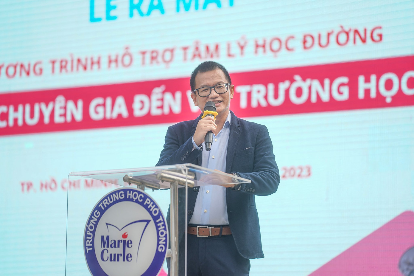 Ông Phùng Bá Khang chia sẻ về các dự án ý nghĩa của AIA đối với cộng đồng. Ông Phùng Bá Khang chia sẻ về các dự án ý nghĩa của AIA đối với cộng đồng.