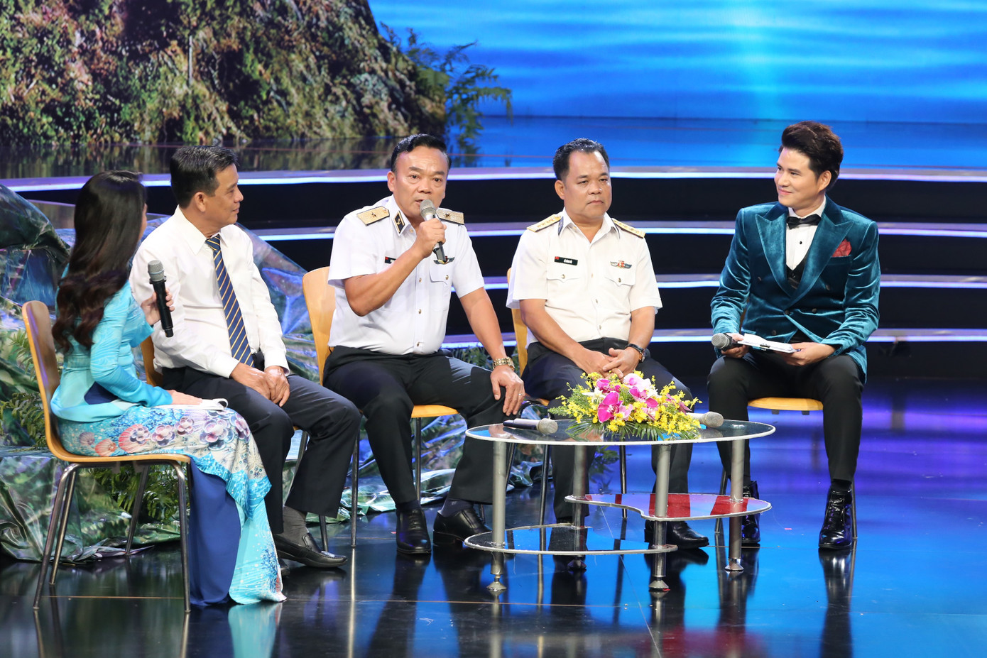 Cán bộ lãnh đạo các đơn vị hải quân trao đổi, chia sẻ đời sống sinh hoạt, làm việc nơi đầu sóng ngọn gió cũng như đón nhận tình cảm chăm lo từ hậu phương.