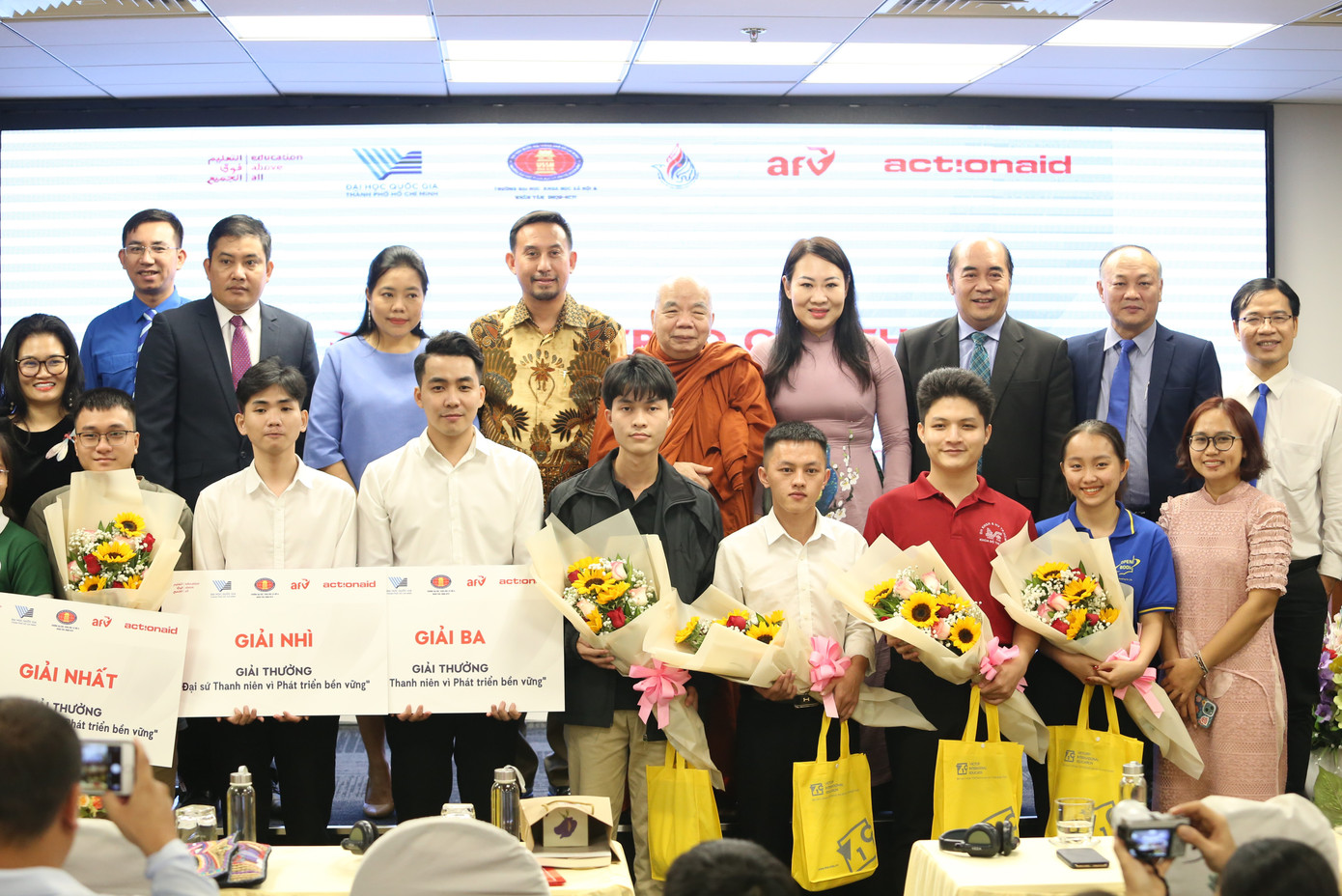 Ban tổ chức, đại biểu cùng các bạn sinh viên nhận giải thưởng. Ban tổ chức, đại biểu cùng các bạn sinh viên nhận giải thưởng.