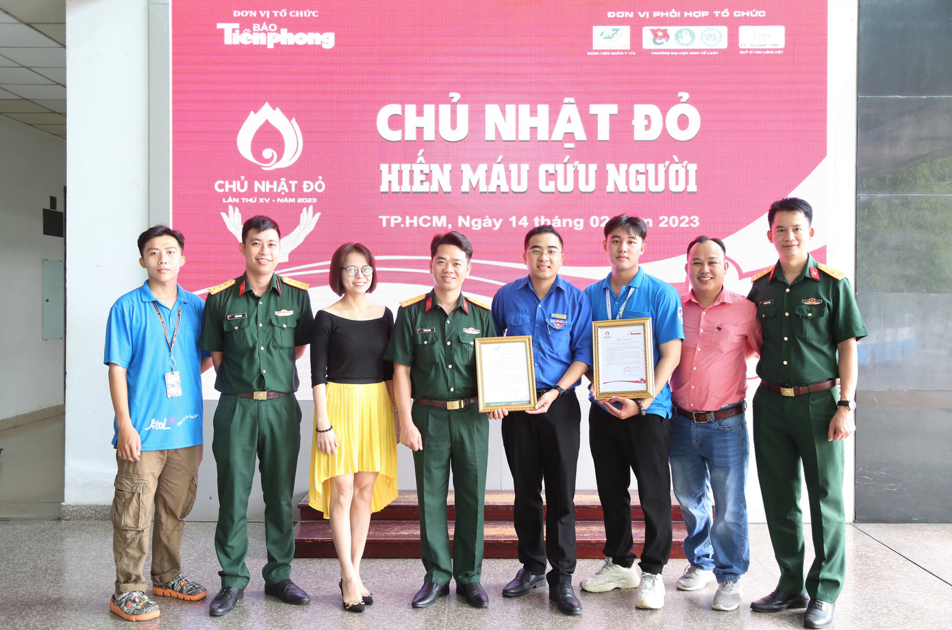 Khép lại ngày hội, Ban tổ chức tiếp nhận được 244 đơn vị máu hiến. Đại diện báo Tiền Phong trao thư cám ơn đến các đơn vị tham gia chương trình Chủ nhật Đỏ.