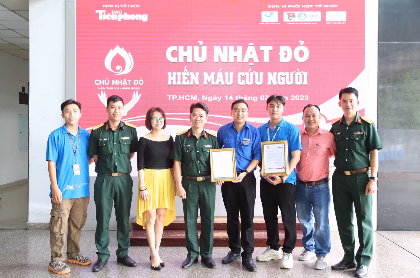 Khép lại ngày hội, Ban tổ chức tiếp nhận được 244 đơn vị máu hiến. Đại diện báo Tiền Phong trao thư cám ơn đến các đơn vị tham gia chương trình Chủ nhật Đỏ.