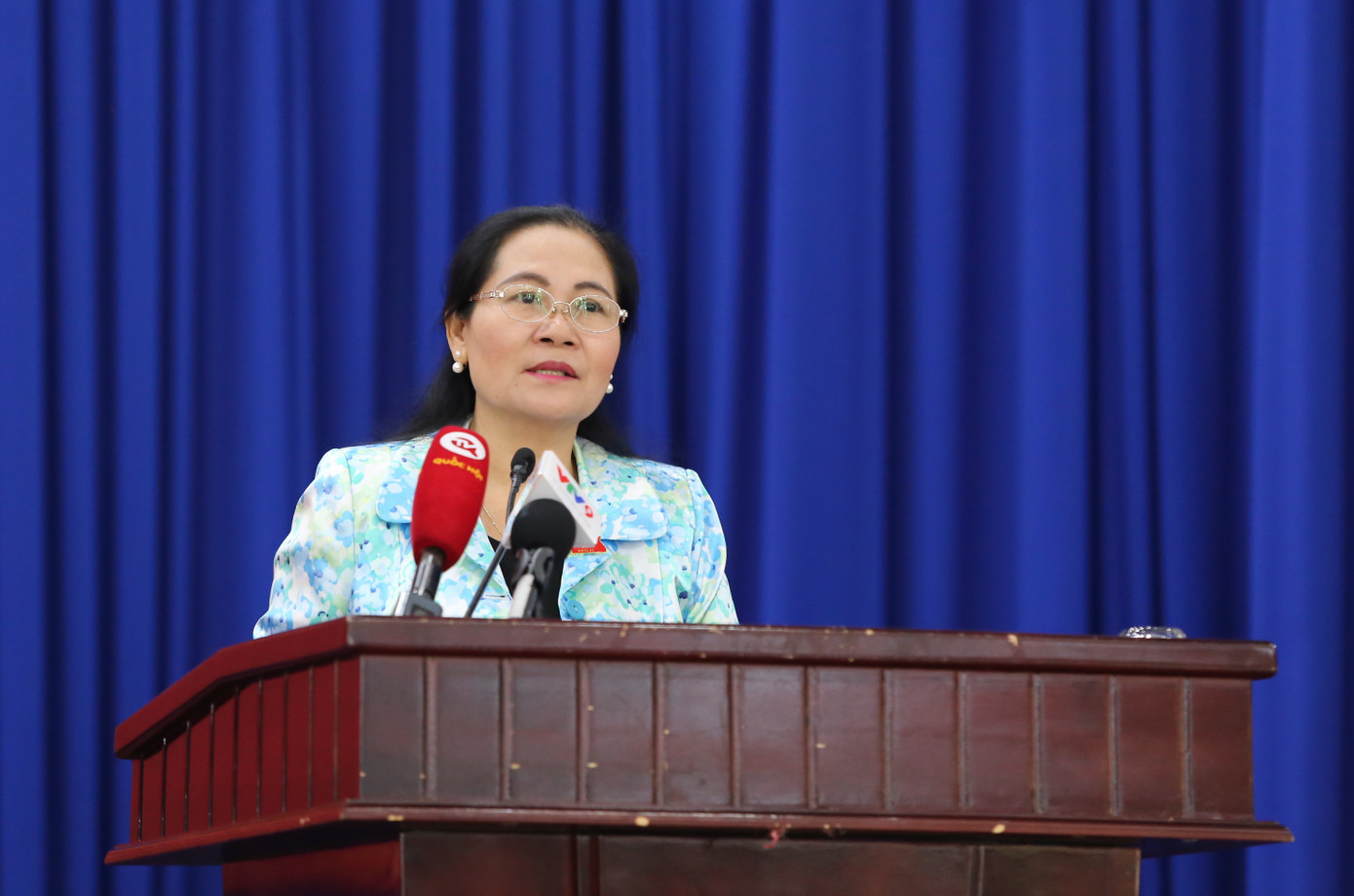 Chủ tịch HĐND TPHCM Nguyễn Thị Lệ trao đổi với cử tri.