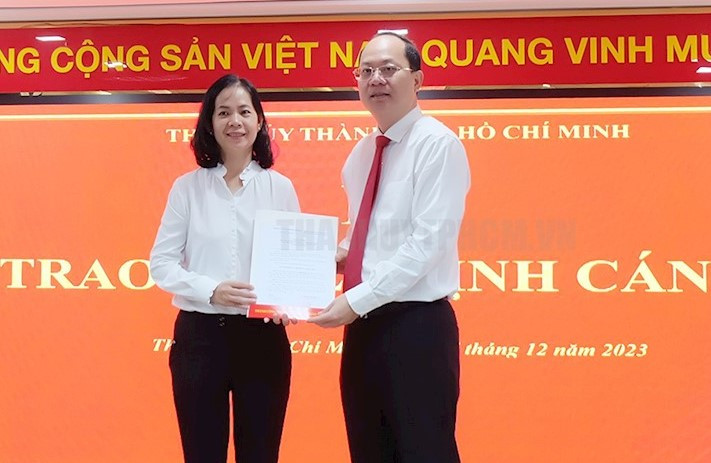 Phó Bí thư Thành ủy TPHCM Nguyễn Hồ Hải trao quyết định cho bà Diệp Hồng Di. Ảnh: Thành ủy TPHCM