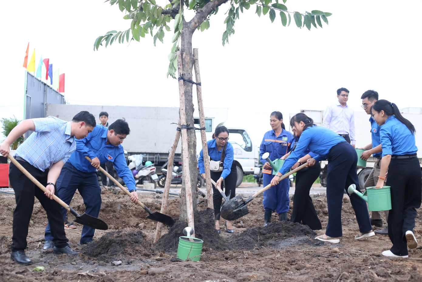 Các bạn trẻ tham gia trồng cây ven bờ sông Sài Gòn.