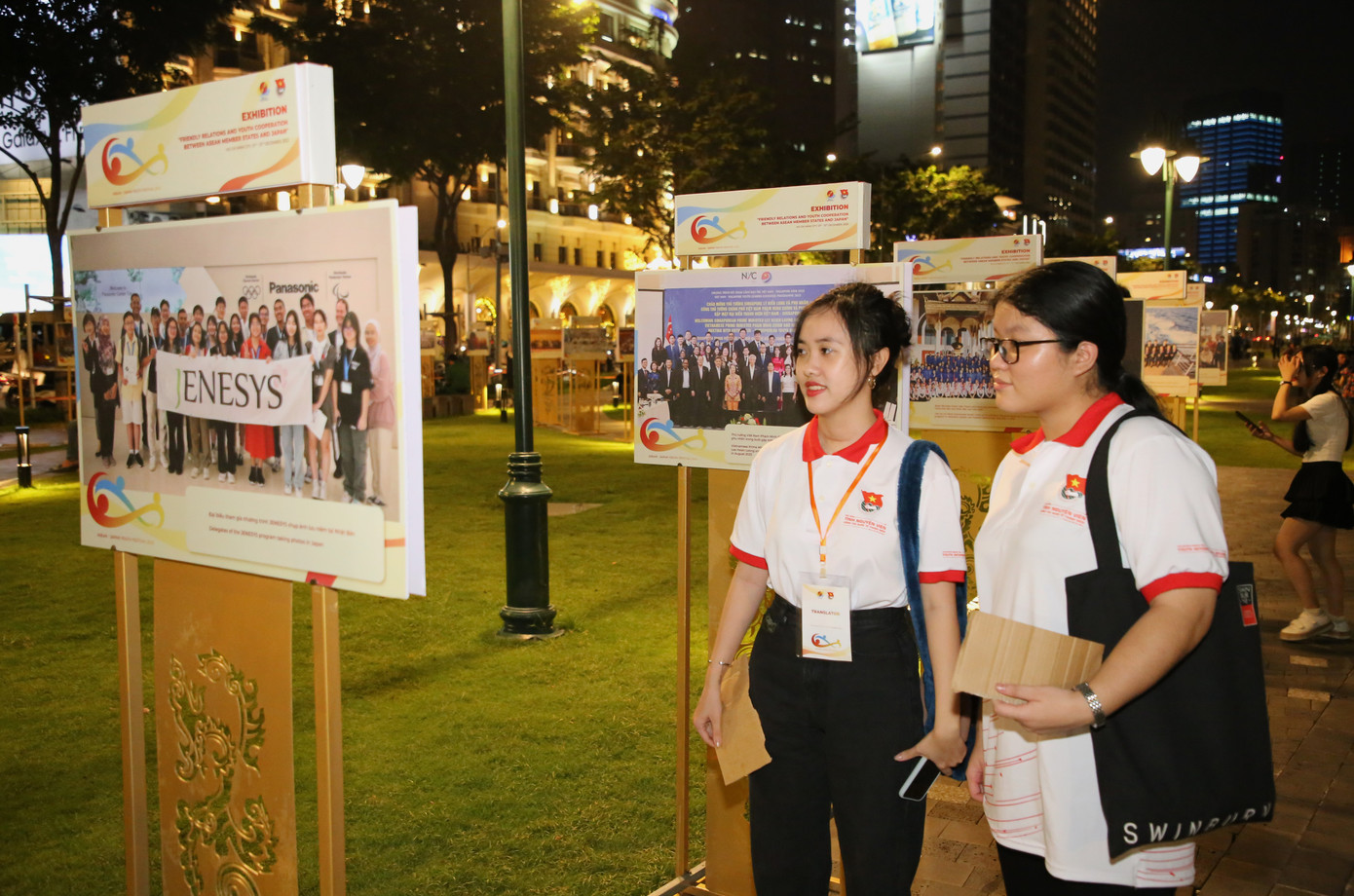 Bạn trẻ xem triển lãm “Quan hệ hữu nghị, hợp tác thanh niên ASEAN – Nhật Bản” tại Công viên Bến Bạch Đằng trong khuôn khổ festival. Ảnh: Ngô Tùng
