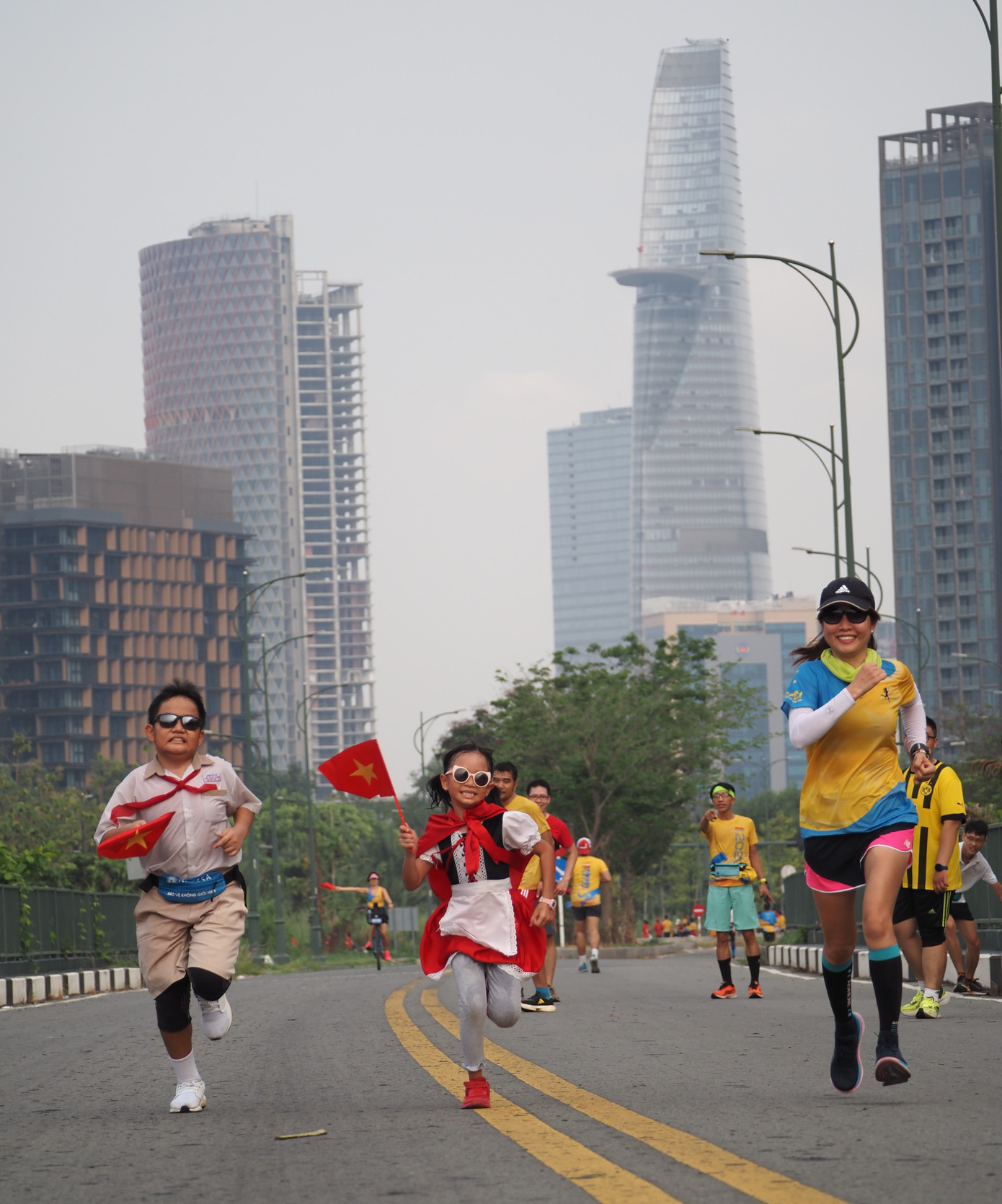 Tinh thần tự hào dân tộc, yêu chuộng thể thao còn lan tỏa đến với nhiều bạn nhỏ, con em các runner. Các em cũng xỏ giày đồng hành cùng bố mẹ.