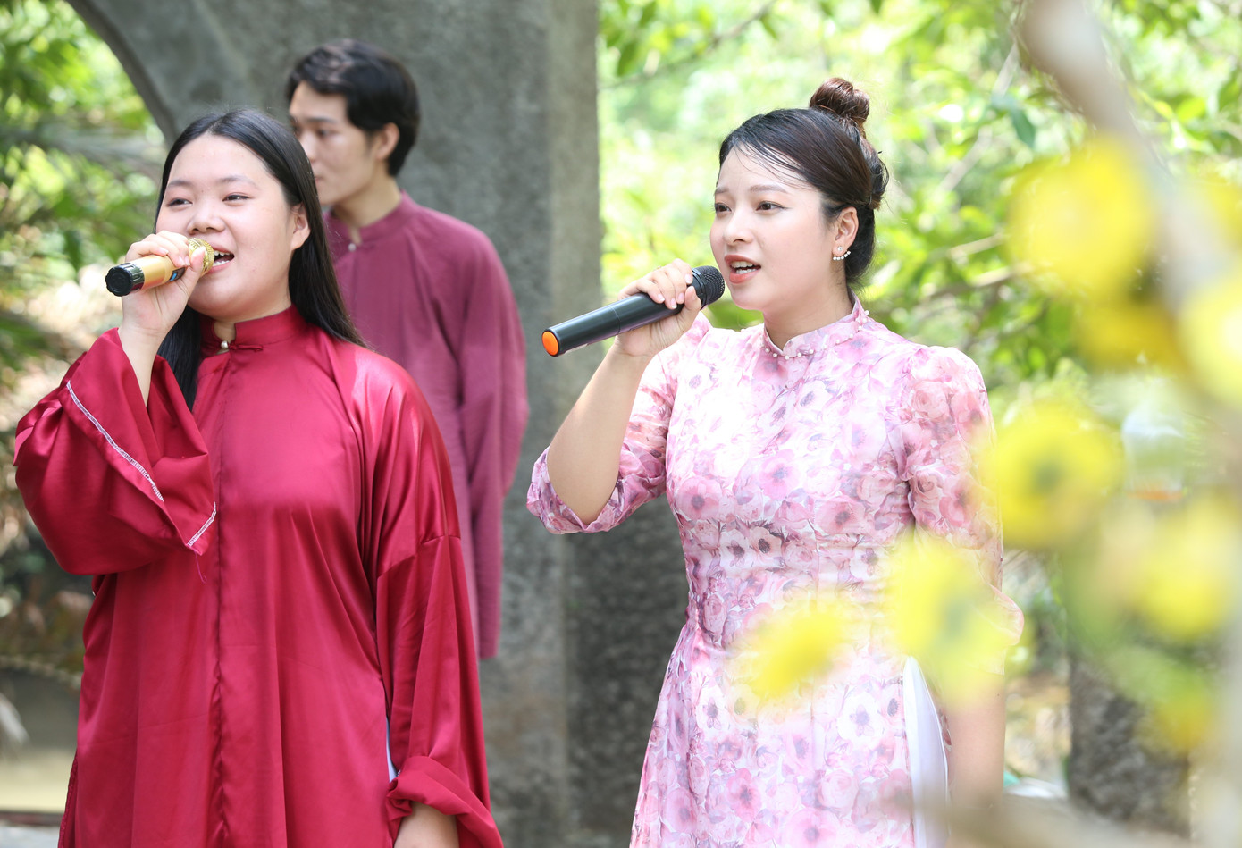 Trong chương trình, bạn trẻ cũng mang đến lời ca, giọng hát ôn lại truyền thống hào hùng các đời Hùng Vương. Kết thúc ngày hội nhớ về tổ tiên, đội Thủy Tinh đã giành chiến thắng với điểm số sát nút trước đội Sơn Tinh, được Vua Hùng gả "công chúa Mỵ Nương" cho. Trong chương trình, bạn trẻ cũng mang đến lời ca, giọng hát ôn lại truyền thống hào hùng các đời Hùng Vương. Kết thúc ngày hội nhớ về tổ tiên, đội Thủy Tinh đã giành chiến thắng với điểm số sát nút trước đội Sơn Tinh, được Vua Hùng gả "công chúa Mỵ Nương" cho.