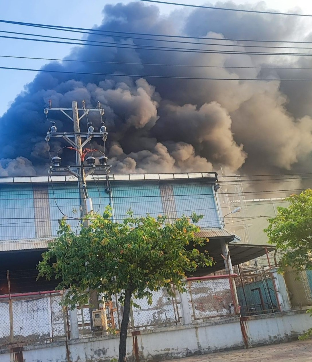 Khói ngùn ngụt bao trùm khu vực nhà xưởng công ty. Khói ngùn ngụt bao trùm khu vực nhà xưởng công ty.