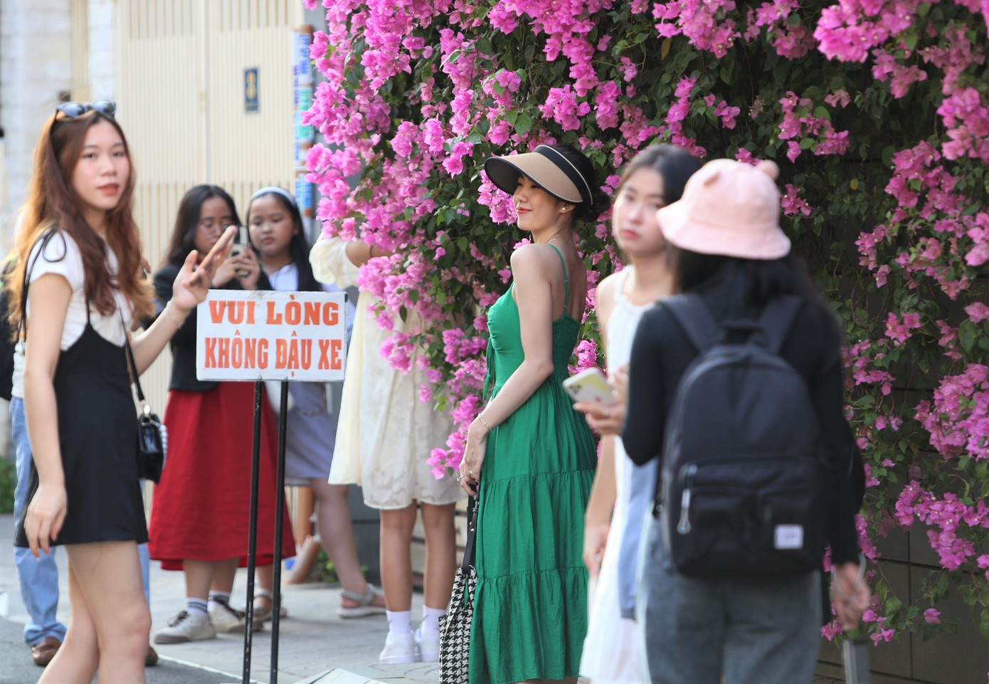 Nhiều người tranh thủ chưng diện váy áo thật chỉn chu tìm đến đây để có được những bức hình tuyệt đẹp giữa không gian ngập tràn sắc hoa. Nhiều người tranh thủ chưng diện váy áo thật chỉn chu tìm đến đây để có được những bức hình tuyệt đẹp giữa không gian ngập tràn sắc hoa.