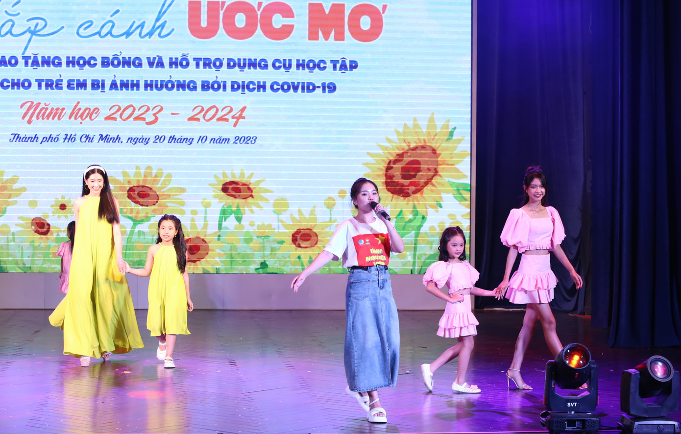 Ca sĩ Dương Ngọc Hà góp giọng giữa lúc các người mẫu và nhí cùng tham gia trình diễn trên sân khấu.