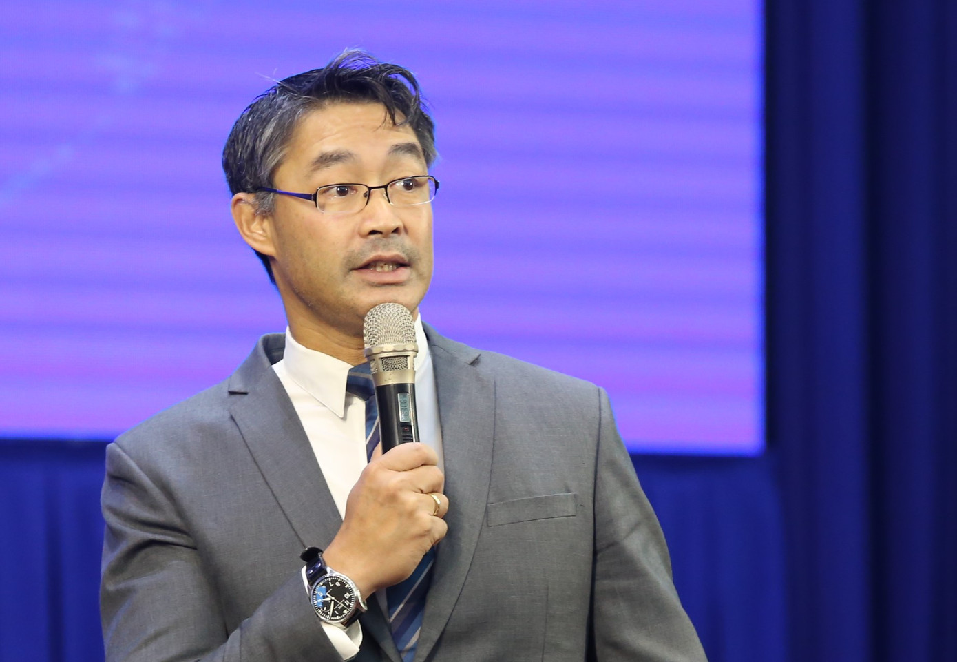 TS Philipp Rosler trò chuyện cùng bạn trẻ và nhiều cán bộ, giảng viên ĐHQG TPHCM. Ảnh: Ngô Tùng TS Philipp Rosler trò chuyện cùng bạn trẻ và nhiều cán bộ, giảng viên ĐHQG TPHCM. Ảnh: Ngô Tùng