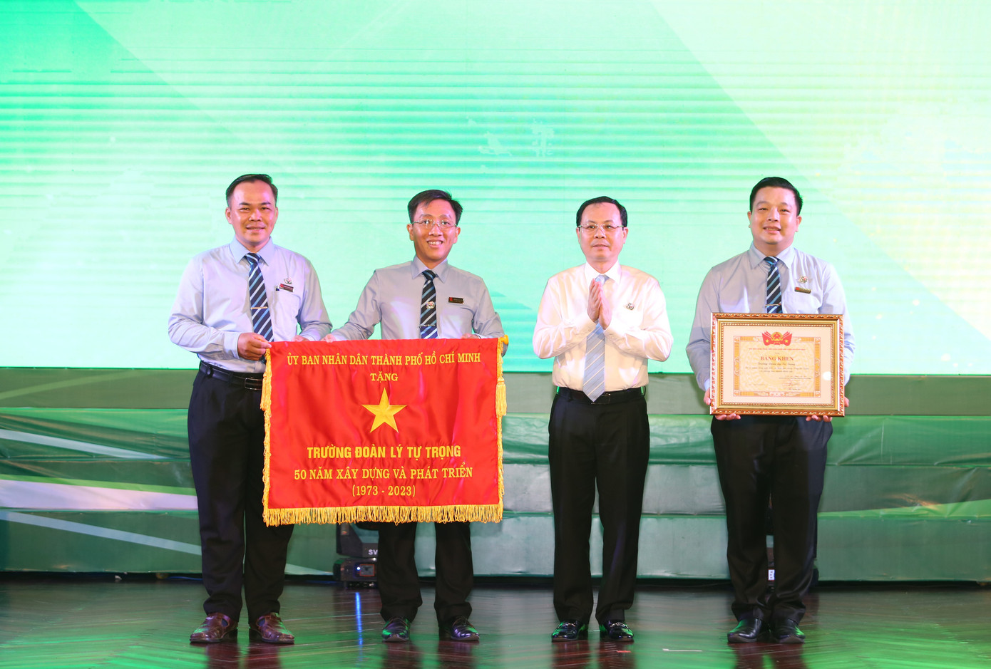 Ông Nguyễn Văn Hiếu trao Cờ thi đua của UBND TPHCM tặng Trường Đoàn Lý Tự Trọng.