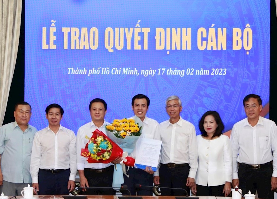 Phó Chủ tịch UBND TPHCM Võ Văn Hoan (thứ 3 từ phải qua) trao quyết định và chúc mừng ông Trần Anh Tuấn. Ảnh: Thành ủy TPHCM Phó Chủ tịch UBND TPHCM Võ Văn Hoan (thứ 3 từ phải qua) trao quyết định và chúc mừng ông Trần Anh Tuấn. Ảnh: Thành ủy TPHCM