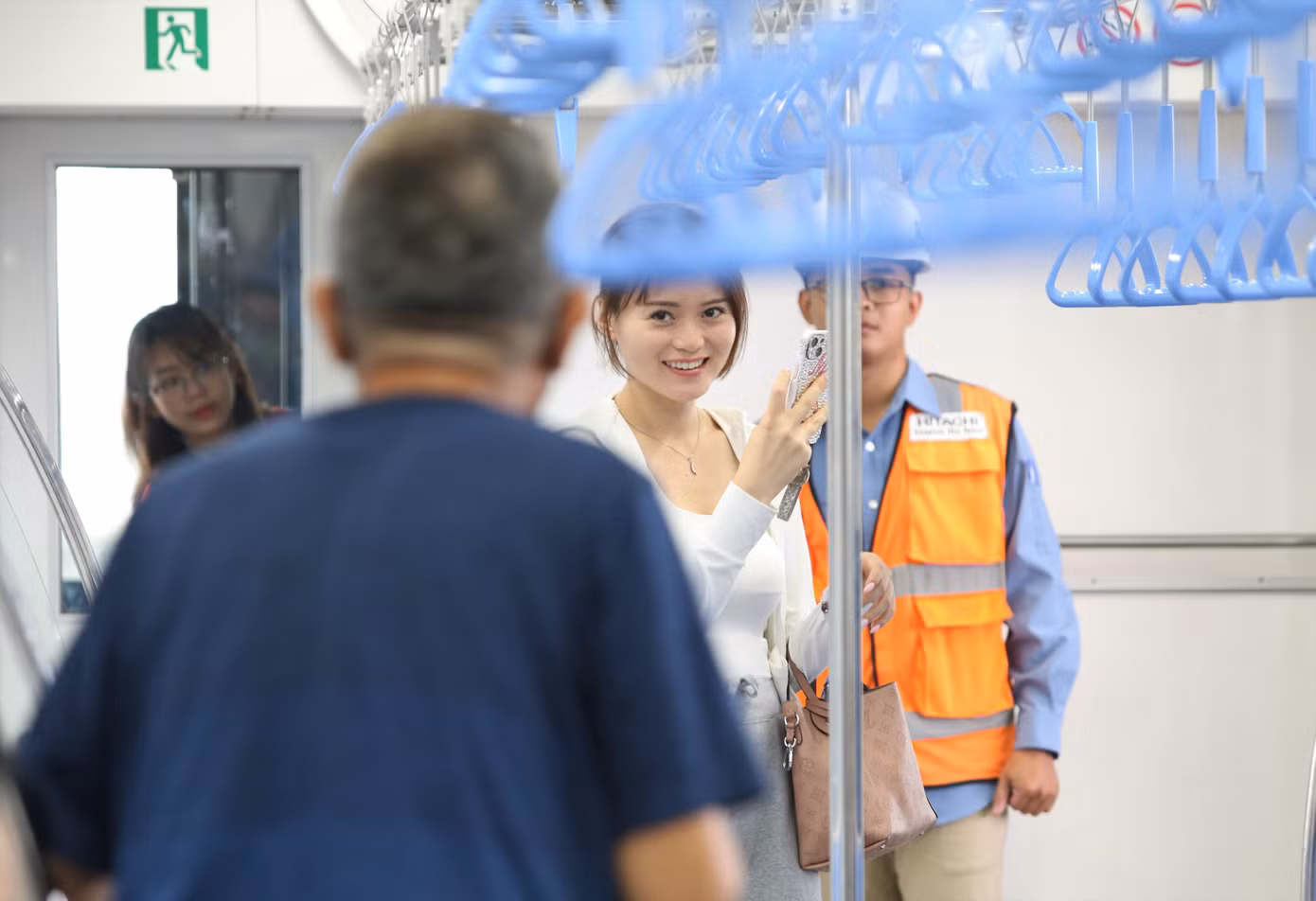Chị Mayu Tomita (cựu thành viên nhóm nhạc AKB48, hiện là Đại sứ Japo - Cổng Thông tin Nhật Bản) cùng những người bạn xứ sở hoa anh đào cùng trải nghiệm chuyến tàu metro chiều 26/4 cùng hàng trăm hành khách Việt.