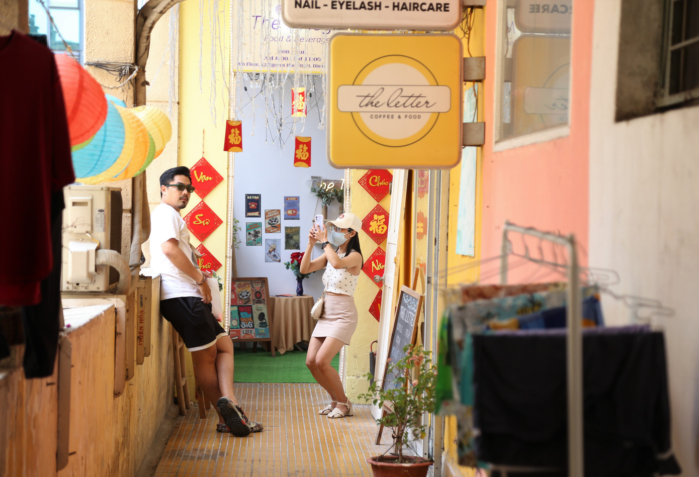 Nam du khách tạo dáng chụp ảnh bên khung cảnh đậm chất Á đông với dàn đèn lồng và những câu chữ mừng năm mới. Nam du khách tạo dáng chụp ảnh bên khung cảnh đậm chất Á đông với dàn đèn lồng và những câu chữ mừng năm mới.