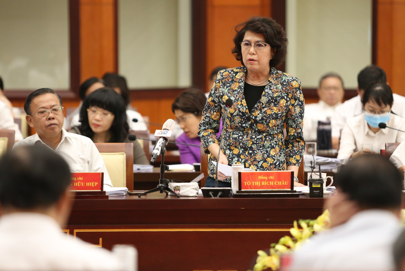 Lãnh đạo các sở ngành, quận huyện thảo luận tại hội nghị.