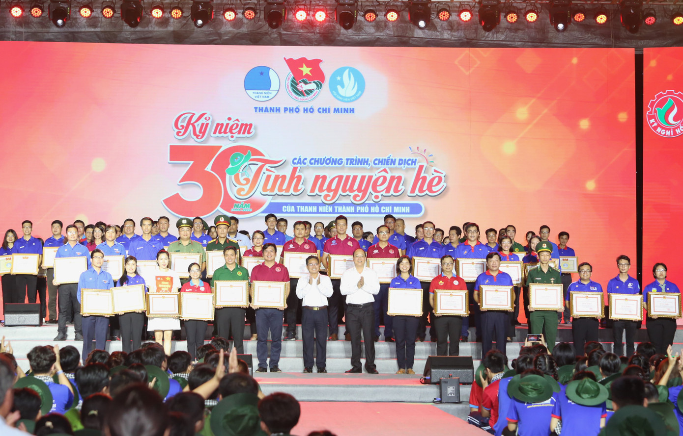 Lãnh đạo TPHCM khen thưởng những đơn vị, cá nhân đóng góp tiêu biểu vào phong trào tình nguyện của thành phố.