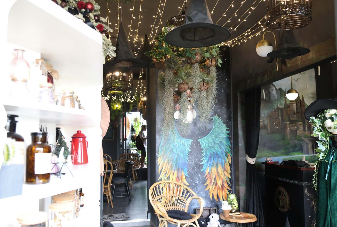 Một quán nước trang trí theo lối ma mị. Một quán nước trang trí theo lối ma mị.