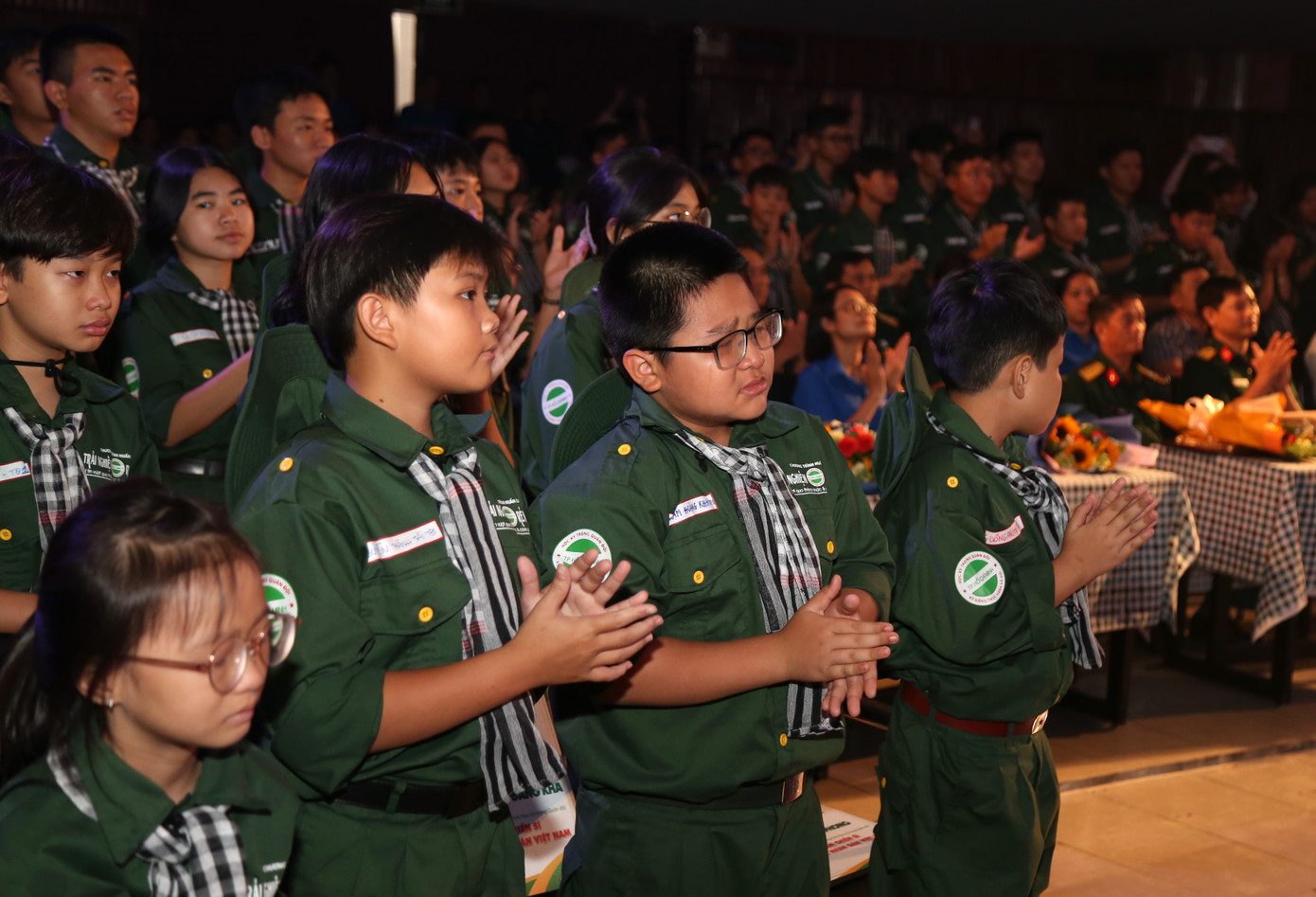 Trong khoảnh khắc trưởng thành khoá học, Minh Nhật (thứ 2 từ phải qua) không ngăn được dòng nước mắt xúc động. Chàng trai nhỏ cho biết chỉ qua mấy ngày ngắn ngủi trong quân ngũ, cậu đã rèn luyện được những thói quen tốt như dậy sớm, sinh hoạt ngăn nắp hơn... Trong khoảnh khắc trưởng thành khoá học, Minh Nhật (thứ 2 từ phải qua) không ngăn được dòng nước mắt xúc động. Chàng trai nhỏ cho biết chỉ qua mấy ngày ngắn ngủi trong quân ngũ, cậu đã rèn luyện được những thói quen tốt như dậy sớm, sinh hoạt ngăn nắp hơn...