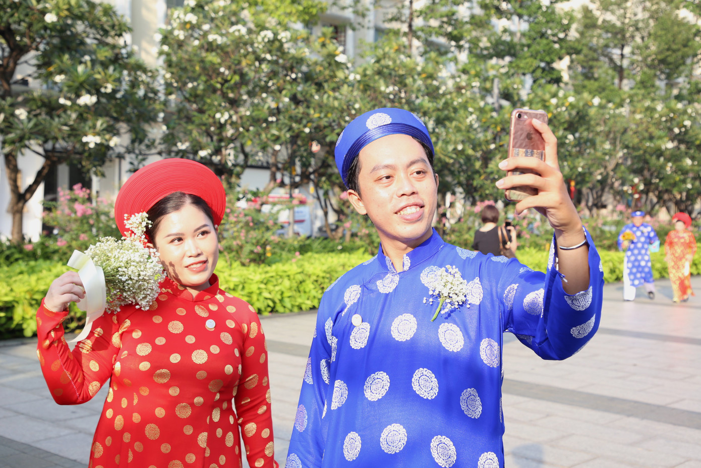 Hân hoan trong ngày cưới, anh Anh Dũng và chị Phương Vy vui mừng xen lẫn niềm xúc động vì sau bao nhiêu thăng trầm do hoàn cảnh khó khăn, hôm nay anh chị đã dắt tay nhau tiến vào lễ đường, đón nhận lời chúc phúc của mọi người. "Cứ nghĩ khoảnh khắc này sẽ rất khó hoặc lâu lắm mới có được một đám cưới như vầy nhưng ước mơ của chúng tôi đã thành hiện thực sớm hơn dự định nhờ có chương trình này", anh Dũng bộc bạch.