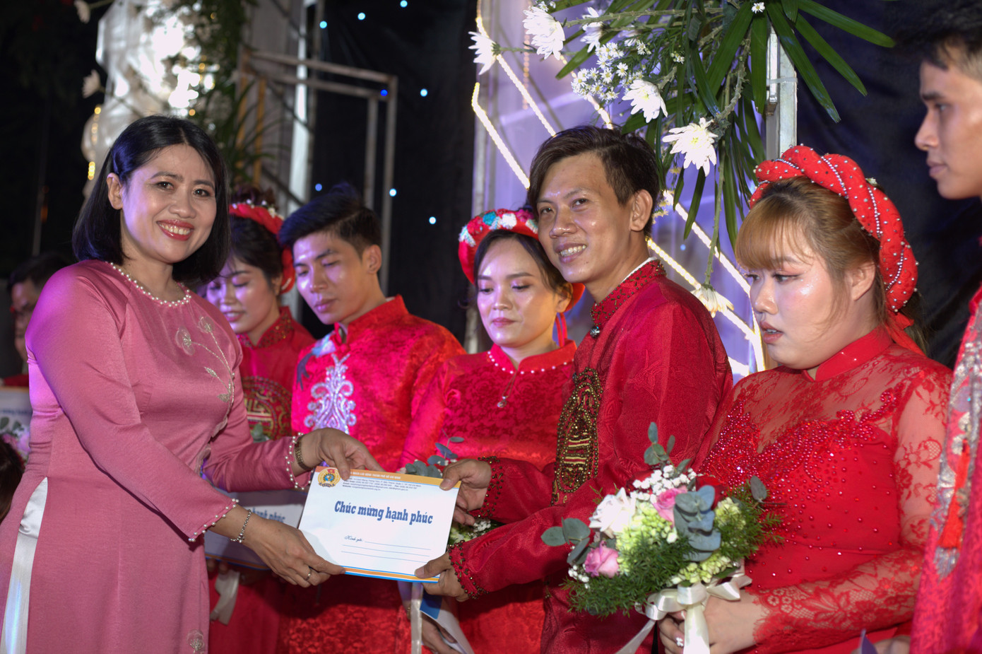 Lãnh đạo các ban ngành thành phố và quận Bình Tân tặng quà chúc mừng các đôi uyên ương. Lãnh đạo các ban ngành thành phố và quận Bình Tân tặng quà chúc mừng các đôi uyên ương.