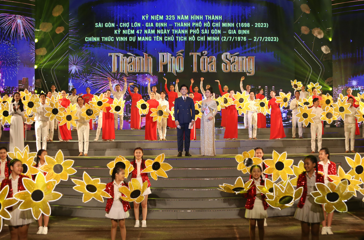 Chương trình nghệ thuật khép lại với những giai điệu rộn rã, tươi sáng của ca khúc Chào 50 năm thành phố rạng rỡ tên Người.