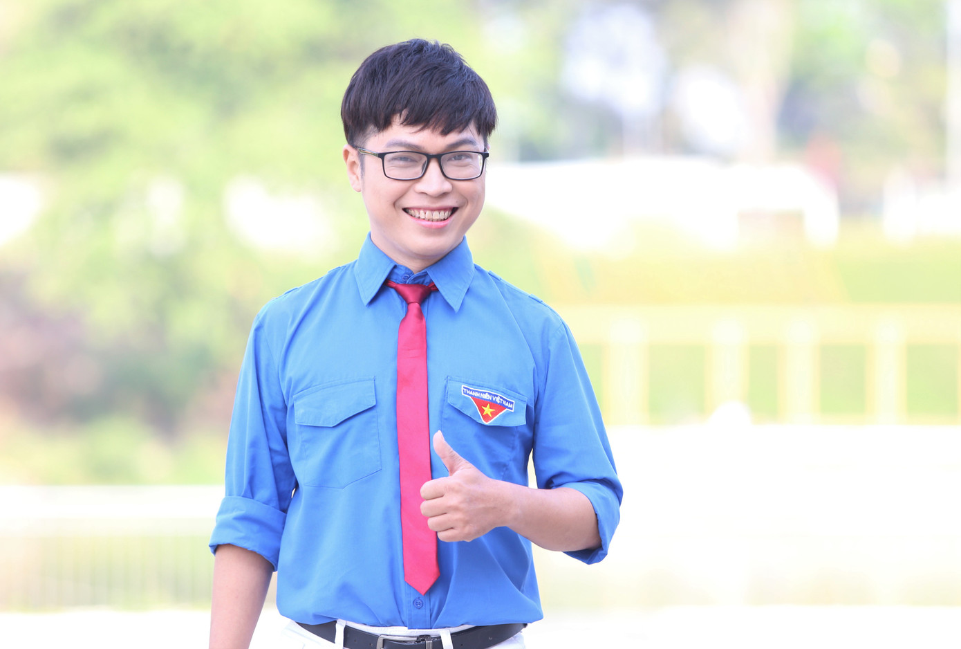 “Tôi ấn tượng khi chương trình Chủ nhật Đỏ thu hút rất đông các bạn trẻ và quy tụ không chỉ sinh viên, giới trí thức mà còn nhiều lãnh đạo các cơ quan ban ngành, các nghệ sĩ trẻ nổi tiếng. Mọi người đều thấy chương trình có ý nghĩa lan tỏa rất rộng lớn, tạo ảnh hưởng tích cực”, Tấn Hưng bày tỏ và cho biết bản thân cảm thấy vinh dự khi được góp sức vào chương trình, đồng thời thừa nhận thấy áp lực vì công sức đóng góp của bản thân không đáng kể so với nhiều người. “Tôi ấn tượng khi chương trình Chủ nhật Đỏ thu hút rất đông các bạn trẻ và quy tụ không chỉ sinh viên, giới trí thức mà còn nhiều lãnh đạo các cơ quan ban ngành, các nghệ sĩ trẻ nổi tiếng. Mọi người đều thấy chương trình có ý nghĩa lan tỏa rất rộng lớn, tạo ảnh hưởng tích cực”, Tấn Hưng bày tỏ và cho biết bản thân cảm thấy vinh dự khi được góp sức vào chương trình, đồng thời thừa nhận thấy áp lực vì công sức đóng góp của bản thân không đáng kể so với nhiều người.