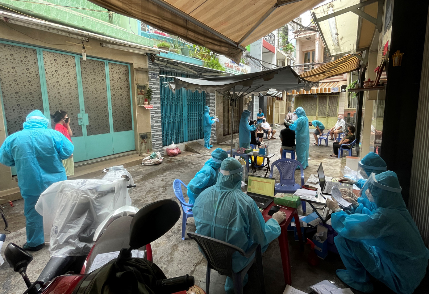 BS. Xuân cùng đồng nghiệp tham gia chống dịch COVID-19 suốt những năm qua. Ảnh: NVCC BS. Xuân cùng đồng nghiệp tham gia chống dịch COVID-19 suốt những năm qua. Ảnh: NVCC