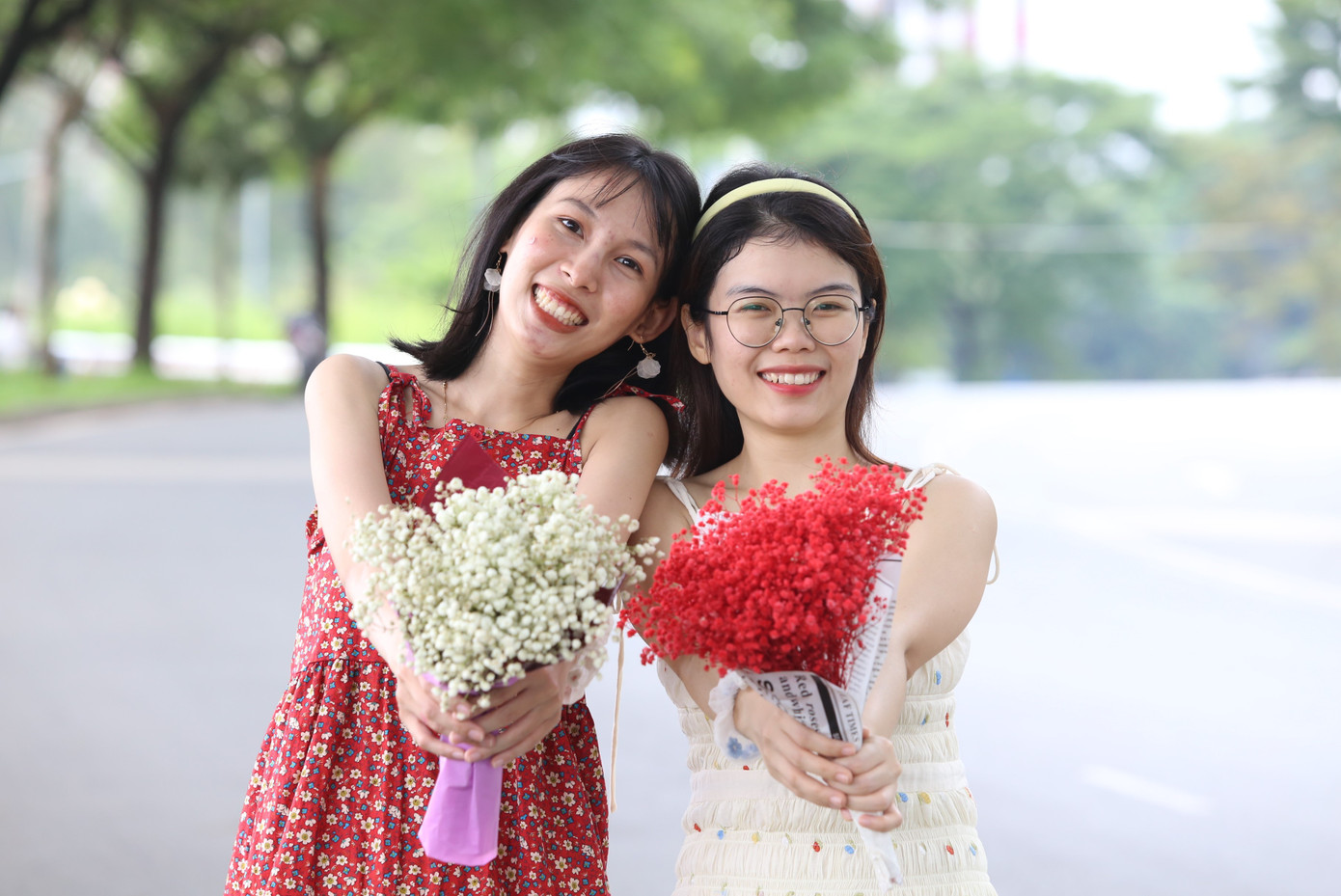 Đôi bạn trẻ thích thú tạo dáng chụp ảnh cùng những bó hoa baby.