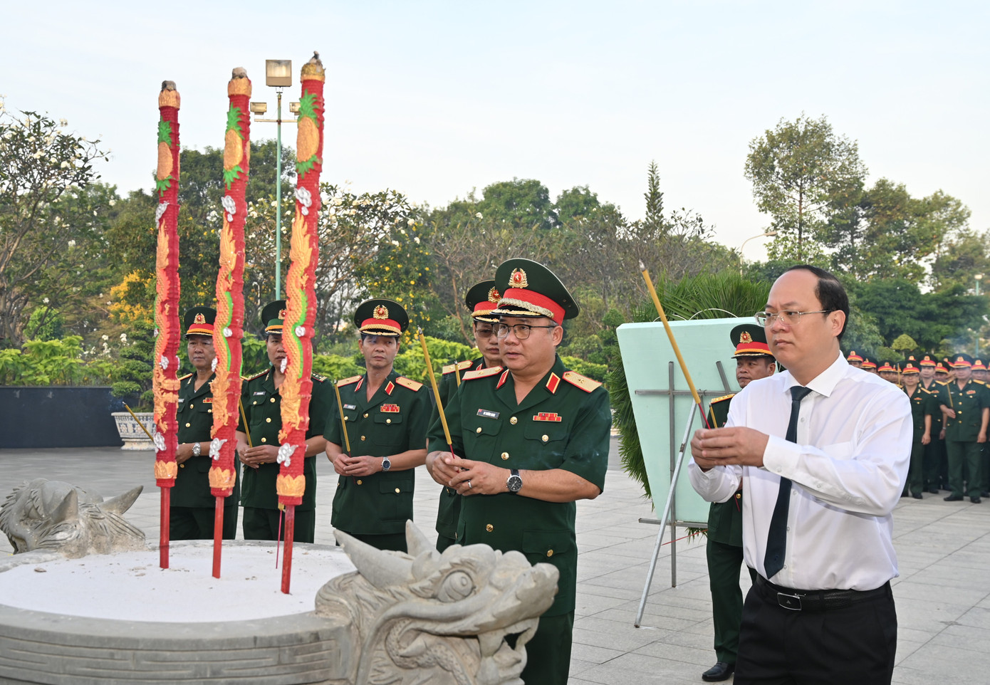 Các đại biểu thành kính tỏ lòng biết ơn sâu sắc với công lao của các Mẹ Việt Nam anh hùng; các Anh hùng liệt sĩ, những người đã hy sinh vì nền độc lập, tự do của Tổ quốc. Các đại biểu thành kính tỏ lòng biết ơn sâu sắc với công lao của các Mẹ Việt Nam anh hùng; các Anh hùng liệt sĩ, những người đã hy sinh vì nền độc lập, tự do của Tổ quốc.