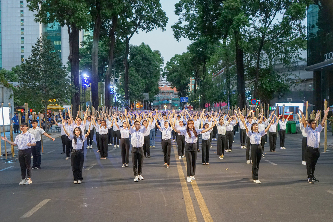 Màn đồng diễn với sự góp mặt của gần 1.000 sinh viên thuộc Hội Sinh viên các trường đại học, cao đẳng, học viên trên địa bàn TPHCM.