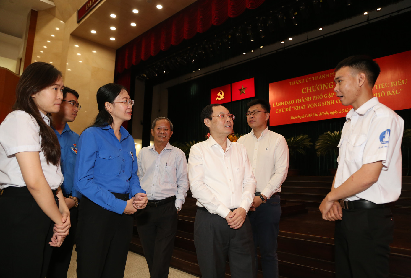 Lãnh đạo thành phố trò chuyện cùng các bạn trẻ.