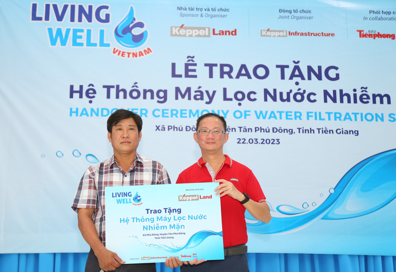 Ông Joseph Low trao hệ thống lọc nước cho đại diện xã Phú Đông.